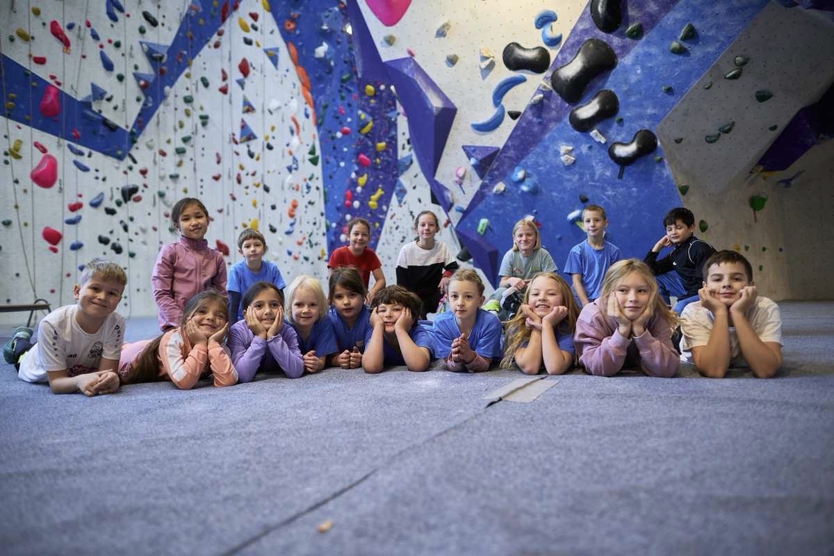Feriencamp Kinder auf der Bouldermatte