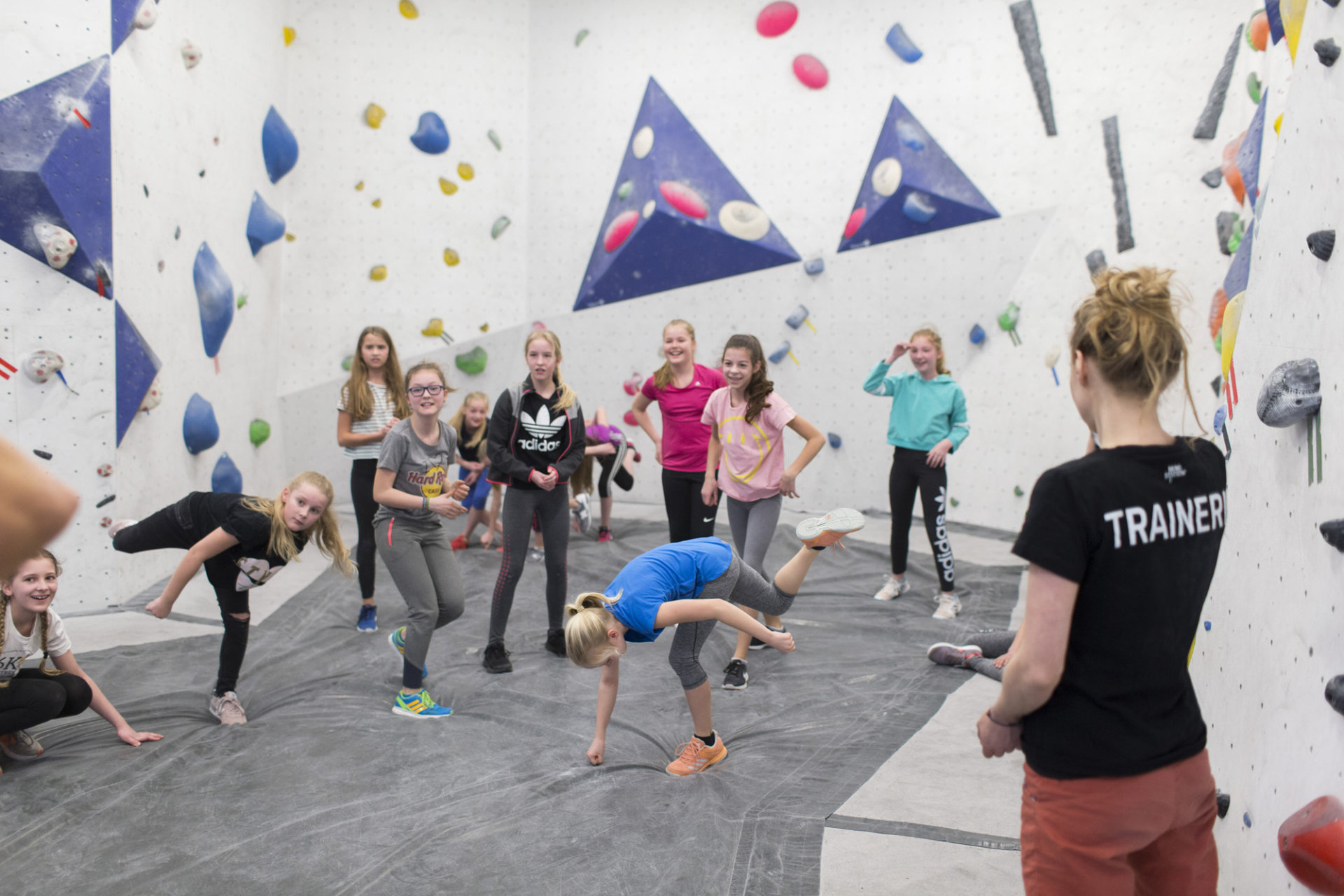 Kinder im Boulderbereich mit Trainerin